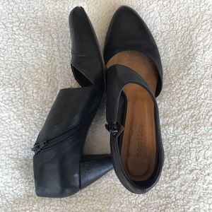 Black pumps with zipper detail